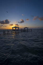 USA, Texas, Rockport, Aransas Bay, Sunrise and wooden fishing pier at the Gulf of Mexico - ABA001441