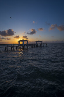 USA, Texas, Rockport, Aransas Bay, Sonnenaufgang und hölzerner Fischerei-Pier am Golf von Mexiko - ABA001441