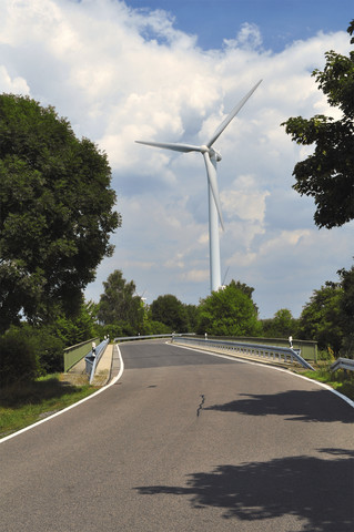 Deutschland, Sachsen, Windkraftanlage an der Straße, lizenzfreies Stockfoto