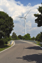 Deutschland, Sachsen, Windkraftanlage an der Straße - LYF000218