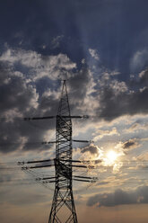 Deutschland, Sachsen, Strommast am Abend gegen die Sonne - LYF000224