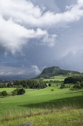 Deutschland, Baden-Württemberg, Landkreis Konstanz, Hegau, Hohentwiel nach Sommergewitter - ELF001240