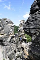 Tschechien, Böhmische Schweiz, Tisa, Kletterer klettert auf Sandsteinfelsen, Buerschlitzwände - LY000227