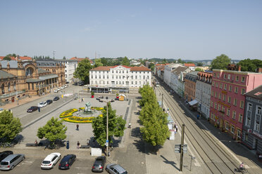 Deutschland, Schwerin, Bahnhofsvorplatz - MY000505