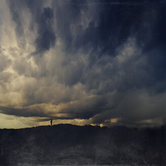 Frankreich, Contis-Plage, Eine Person auf einer Düne, Dunkle Wolken, Struktureffekt - DWI000125