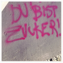 Deutschland, Frankfurt, Graffiti an der Wand mit der Aufschrift You are Sugar - WDF002547