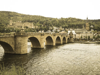 Deutschland, Baden-Württemberg, Heidelberg, Heidelberger Schloss mit Blick auf die Stadt - WDF002552