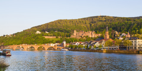 Deutschland, Baden-Württemberg, Heidelberg, Blick auf Altstadt, Alte Brücke, Heiliggeistkirche und Heidelberger Schloss, lizenzfreies Stockfoto