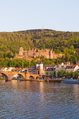 Deutschland, Baden-Württemberg, Heidelberg, Blick auf Altstadt, Alte Brücke, Heiliggeistkirche und Heidelberger Schloss, lizenzfreies Stockfoto