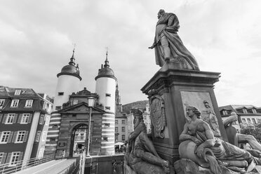 Deutschland, Baden-Württemberg, Heidelberg, Brückentor, Alte Brücke, Karl-Theodor-Brücke mit Statue von Kurfürst Karl Theodore - WDF002565