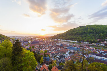 Germany, Baden-Wuerttemberg, Heidelberg, View to Old town and Old bridge against the evening sun - WDF002568