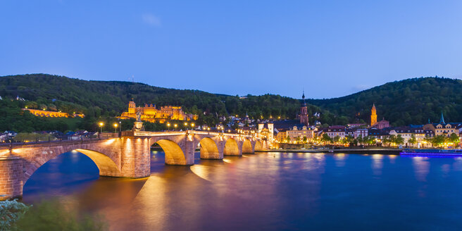 Deutschland, Baden-Württemberg, Heidelberg, Blick auf Altstadt, Alte Brücke, Heiliggeistkirche und Heidelberger Schloss am Abend - WDF002570