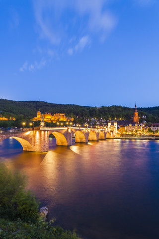 Deutschland, Baden-Württemberg, Heidelberg, Blick auf Altstadt, Alte Brücke, Heiliggeistkirche und Heidelberger Schloss am Abend, lizenzfreies Stockfoto