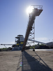 Germany, Baden-Wurttemberg, incinerator TREA Breisgau, Conveyor belt for slags - LAF000940