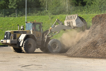 Germany, Baden-Wurttemberg, incinerator TREA Breisgau, Whell loader loading scrap - LAF000954