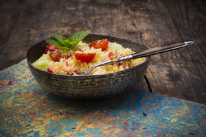 Taboulé, Couscous-Salat mit Tomaten, Gurken, roten Zwiebeln und Pfefferminz - LVF001729