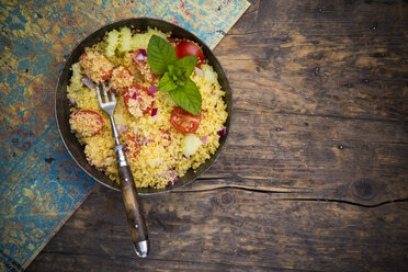 Taboulé, Couscous-Salat mit Tomaten, Gurken, roten Zwiebeln und Pfefferminz - LVF001730