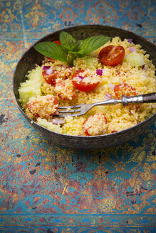 Taboulé, Couscous-Salat mit Tomaten, Gurken, roten Zwiebeln und Pfefferminz - LVF001731