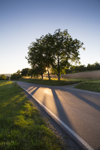 Leerer Feldweg in der Abenddämmerung, lizenzfreies Stockfoto