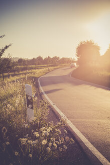 Autofahren auf einem Feldweg in der Abenddämmerung - LVF001699