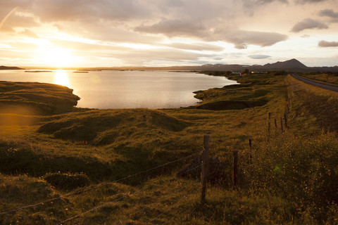 Island, Skutustadir, Myvatn, Krafla-Vulkangebiet, Pseudokrater und See bei Sonnenuntergang, lizenzfreies Stockfoto