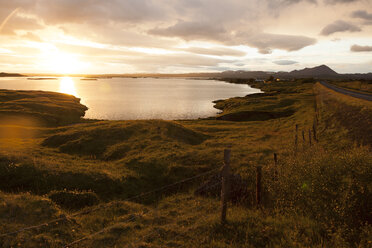 Island, Skutustadir, Myvatn, Krafla-Vulkangebiet, Pseudokrater und See bei Sonnenuntergang - FC000304