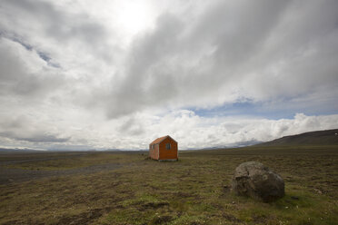 Island, rote Holzhütte auf einer Piste - FCF000334