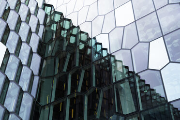 Insel, Reykjavik, Spiegelung in der Glasfassade der Konzerthalle Harpa, Teilansicht - FCF000337