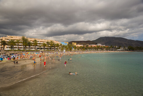 Spanien, Kanarische Inseln, Teneriffa, Playa de las Americas, Strand und bewölkter Himmel - WGF000392