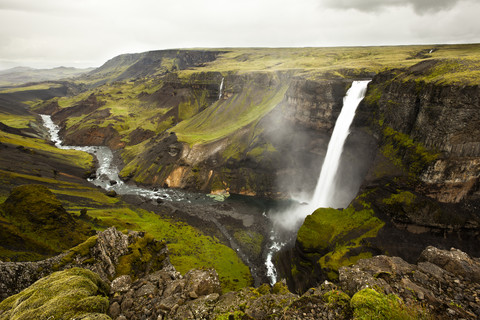 Island, Blick auf Landschaft mit Wasserfall Haifoss, lizenzfreies Stockfoto