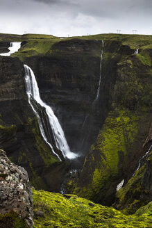 Island, Blick auf Landschaft mit Wasserfall Granni - FCF000362