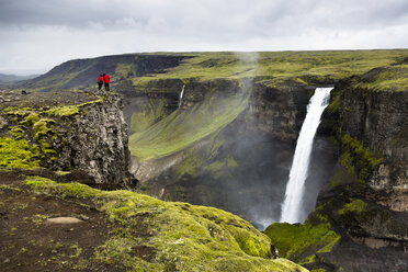 Island, Blick auf Landschaft mit Wasserfall Haifoss - FCF000363