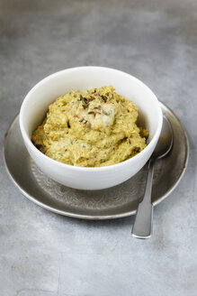 Schale mit Karotten-Fenchel-Hummus und Löffel auf Metalltablett - EVGF000732