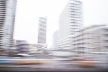 Japan, Tokio, Blick auf Wolkenkratzer, Langzeitbelichtung - FL000461