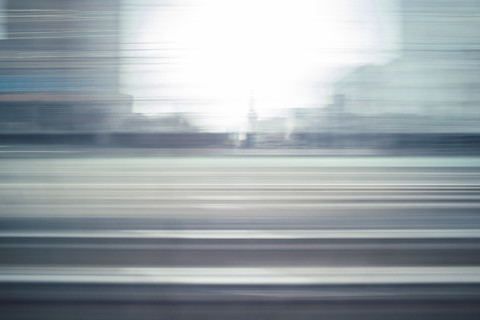 Japan, Tokio, Blick auf Wolkenkratzer, Langzeitbelichtung, lizenzfreies Stockfoto
