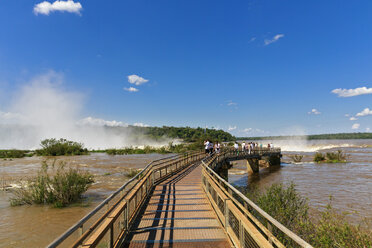 Südamerika, Argentinien, Parana, Iguazu-Nationalpark, Iguazu-Fälle, Tourist vor Teufelsschlund - FOF006627