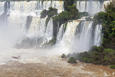 Südamerika, Argentinien, Parana, Iguazu-Nationalpark, Iguazu-Fälle und Ausflugsboot - FO006636