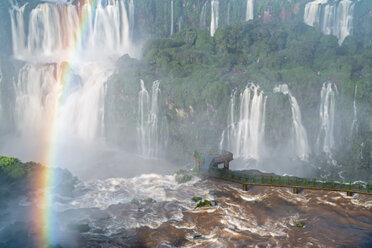 Südamerika, Brasilien, Parana, Iguazu-Nationalpark, Iguazu-Fälle und Regenbogen, Aussichtsplattform - FOF006642