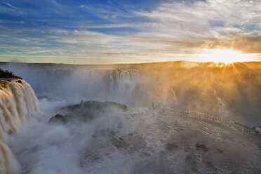 Südamerika, Argentinien, Brasilien, Iguazu-Nationalpark, Iguazu-Fälle bei Sonnenuntergang - FOF006643