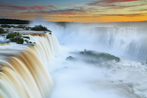 Südamerika, Argentinien, Brasilien, Iguazu-Nationalpark, Iguazu-Fälle bei Sonnenuntergang, lizenzfreies Stockfoto