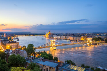 Hungary, Budapest, View from Buda to Pest, Chain bridge and Danube river in the evening - PUF000001