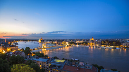 Ungarn, Budapest, Blick von Buda nach Pest, Kettenbrücke und Donau am Abend - PU000002
