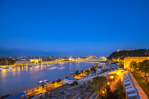 Ungarn, Budapest, Blick von Buda nach Pest, Freiheitsbrücke und Donau am Abend - PUF000003