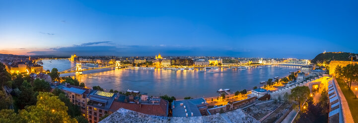 Ungarn, Budapest, Blick über Pest, Kettenbrücke und Donau, Budaer Burg am Abend - PUF000005