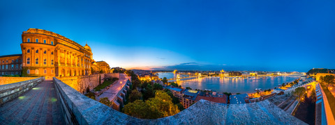 Ungarn, Budapest, Buda, Budaer Burg, Blick über Pest und Donau, Panorama bei Sonnenuntergang, lizenzfreies Stockfoto
