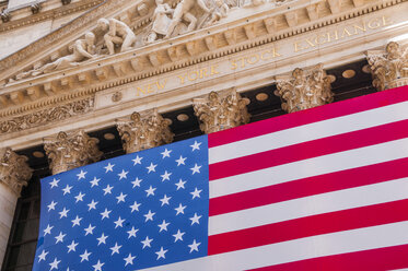 USA, New Yorck City, Manhattan, Fassade des Aktienmarktes mit Nationalflagge, Teilansicht - WG000394