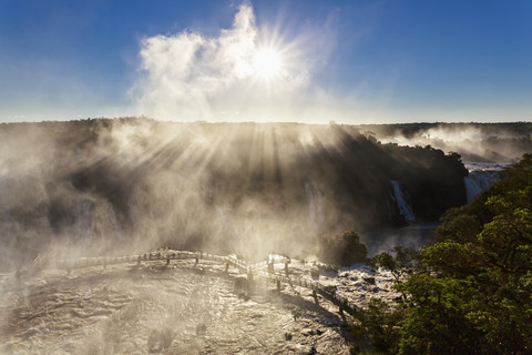 Südamerika, Brasilien, Parana, Iguazu-Nationalpark, Iguazu-Wasserfälle gegen die Sonne, lizenzfreies Stockfoto