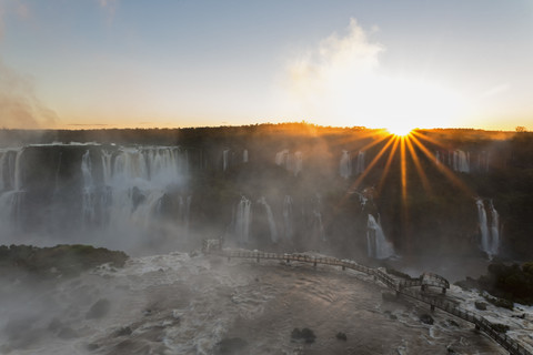 Südamerika, Brasilien, Parana, Iguazu-Nationalpark, Iguazu-Wasserfälle im Licht der Abendsonne, lizenzfreies Stockfoto