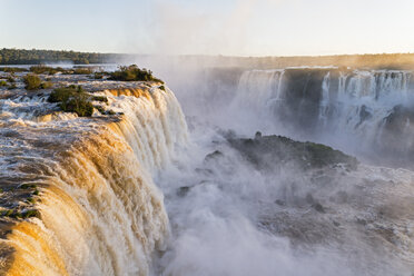 Südamerika, Brasilien, Parana, Iguazu-Nationalpark, Iguazu-Wasserfälle im Abendlicht - FOF006657