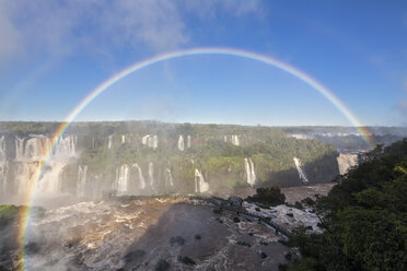 Südamerika, Brasilien, Parana, Iguazu-Nationalpark, Iguazu-Fälle und Regenbogen - FOF006658
